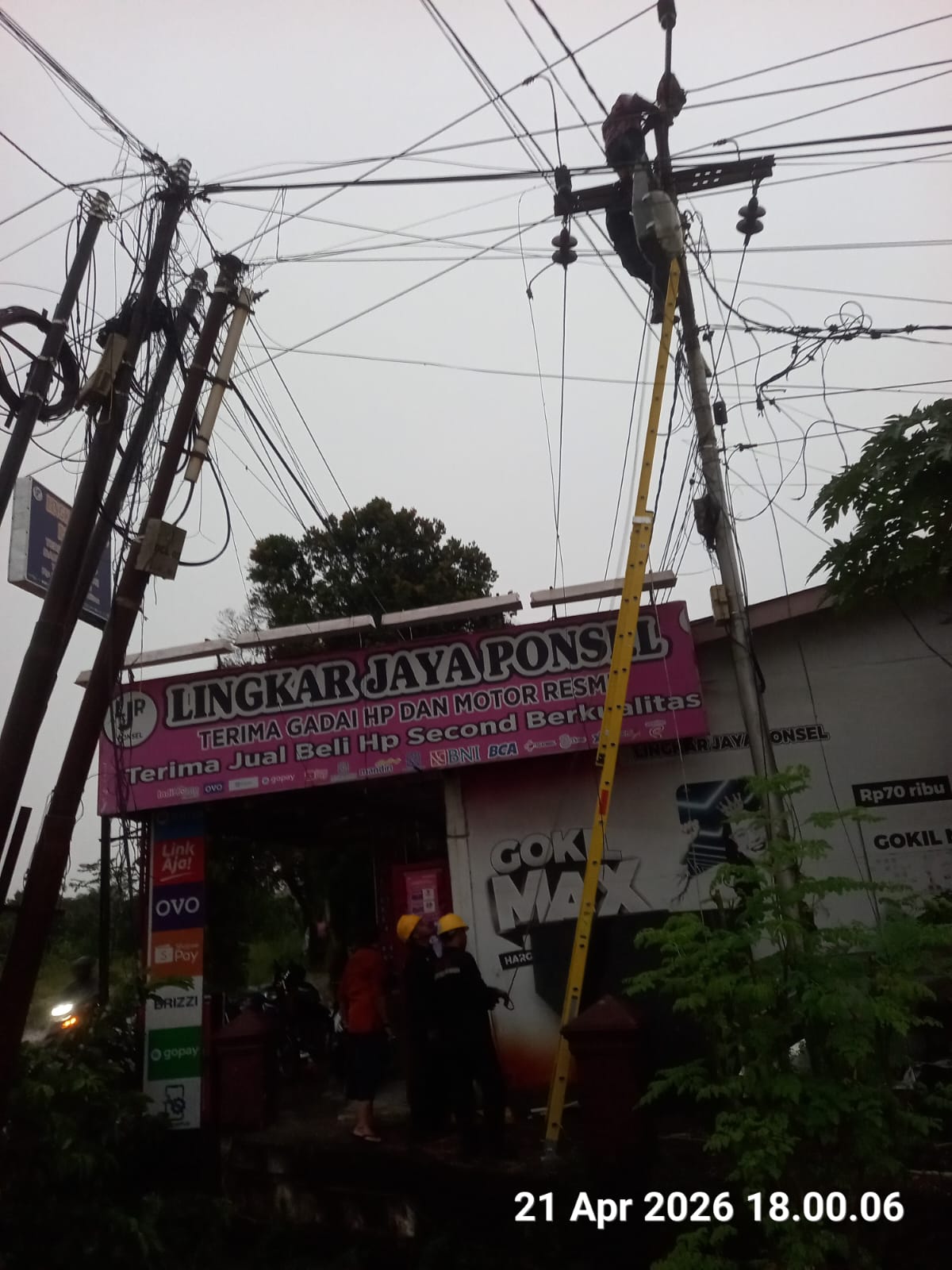 Perusahaan Umum Daerah (Perumda) Tuah Sekata Tangani Kabel JTM Putus Akibat Sambaran Petir di Simpang Mess Pemda